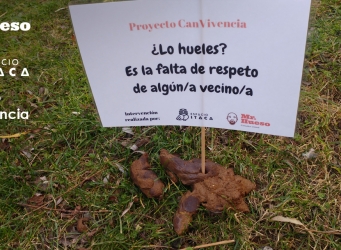 Un cartel dice ¿Lo hueles? Es la falta de respeto de algún/a vecino/a