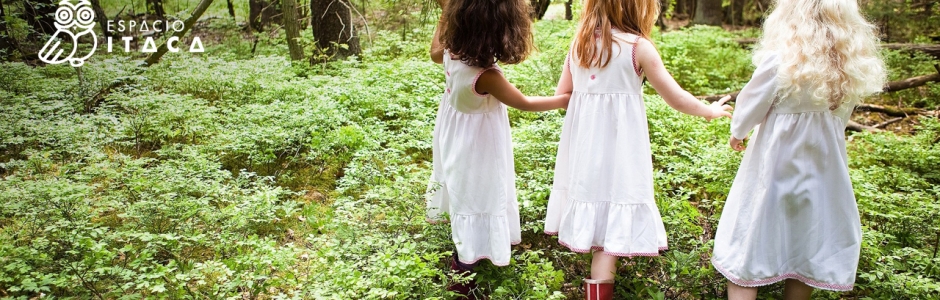 3 niñas juegan en el bosque