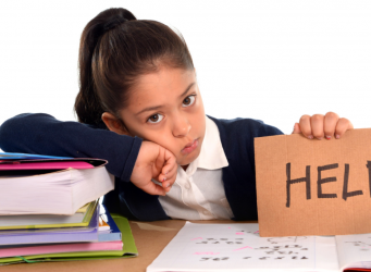 niña con libros y un cartel que pone Help