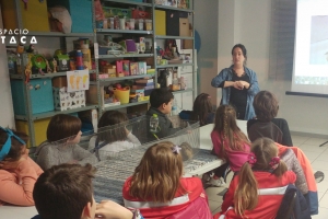 Un grupo de niños y niñas aprendiendo sobre sus emociones y los animales