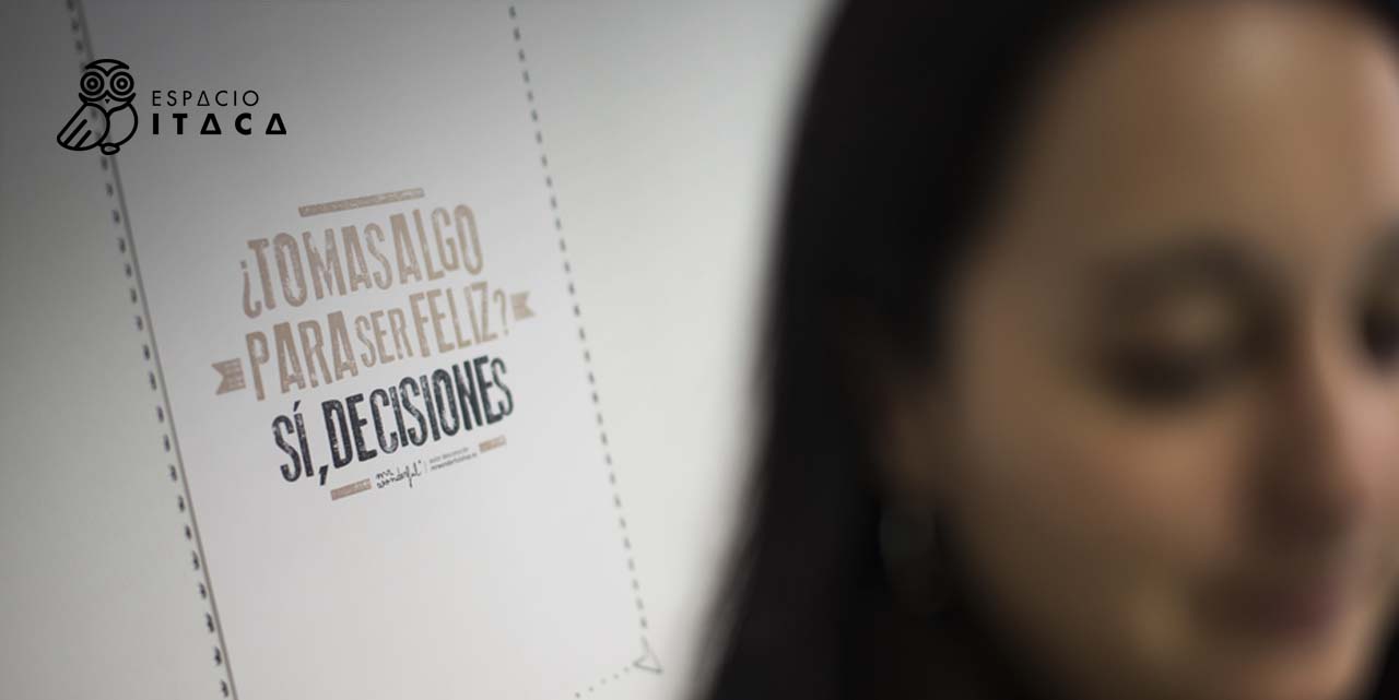 Sandra Sánchez y un cartel que dice ¿Tomas algo para ser feliz? Sí, decisiones