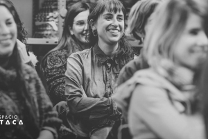 Aparece un grupo de mujeres sonriendo en una actividad en Espacio Ítaca