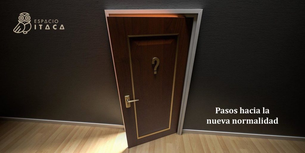 Una puerta entreabierta con un interrogante