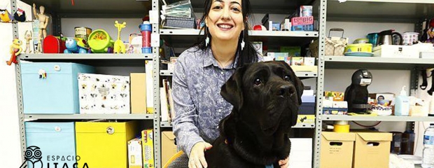 Sandra Sánchez posando con Peca en la sala de actividades de Espacio Ítaca